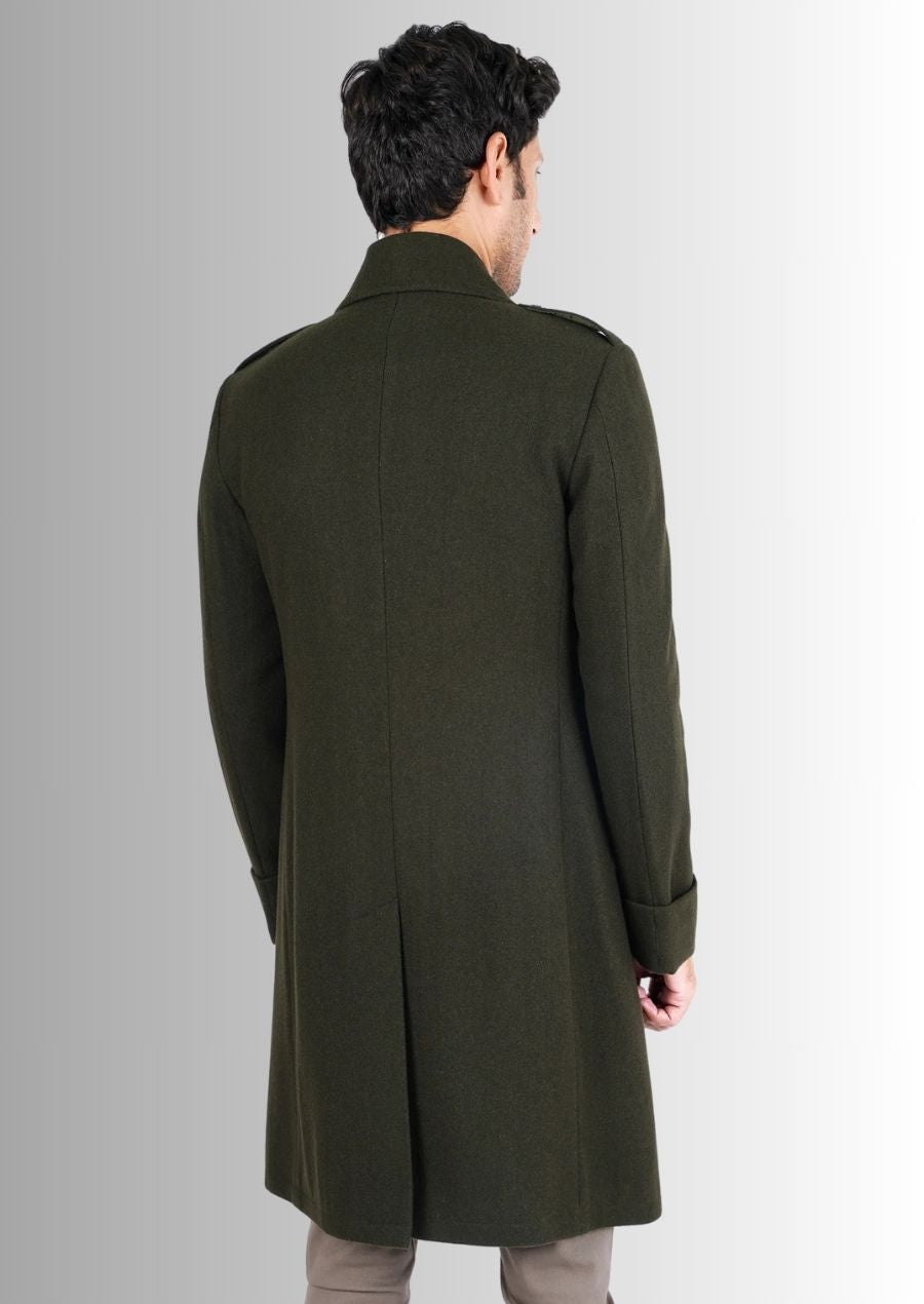 Affirmez votre style avec ce manteau long en laine verte pour homme.