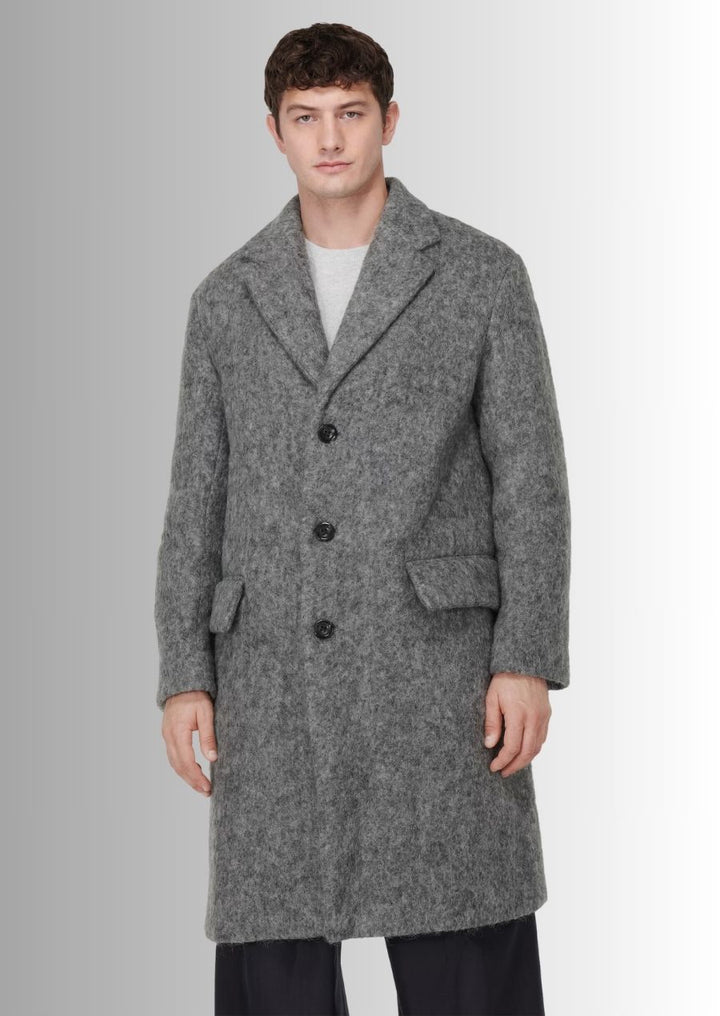 Chic et moderne, ce manteau en laine grise rehausse votre style.