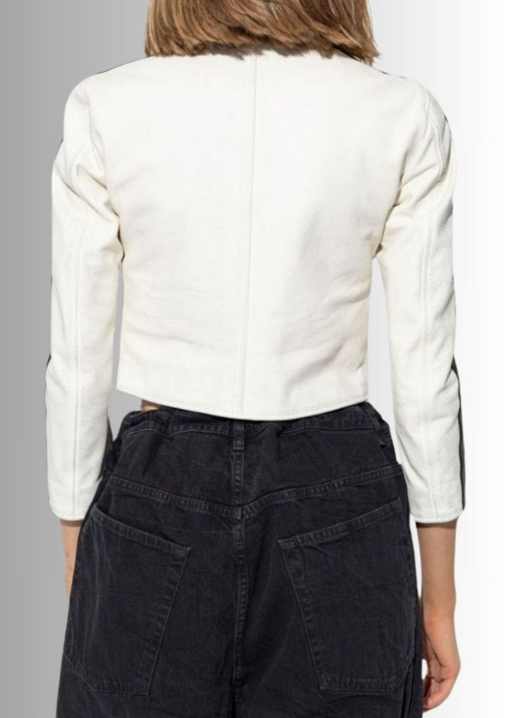Une veste moto en cuir courte tendance pour les femmes au style décontracté chic.