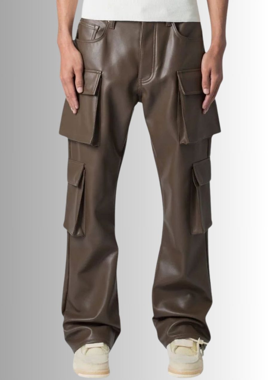Cargo homme en cuir marron avec des poches pratiques, parfait pour un look urbain et fonctionnel."