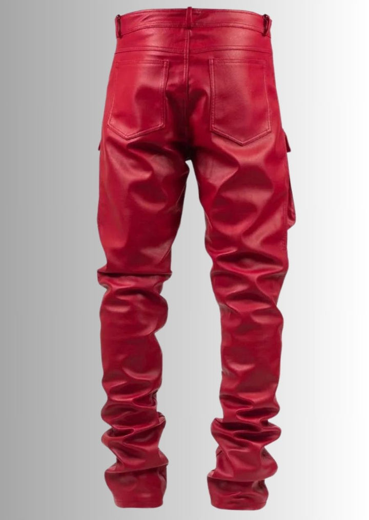 Cargo homme en cuir rouge avec des poches pratiques pour un style fonctionnel et tendance.