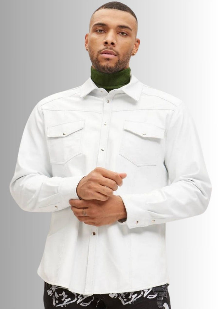 Chemise camionneur en cuir blanc pour homme, un style moderne et sophistiqué.