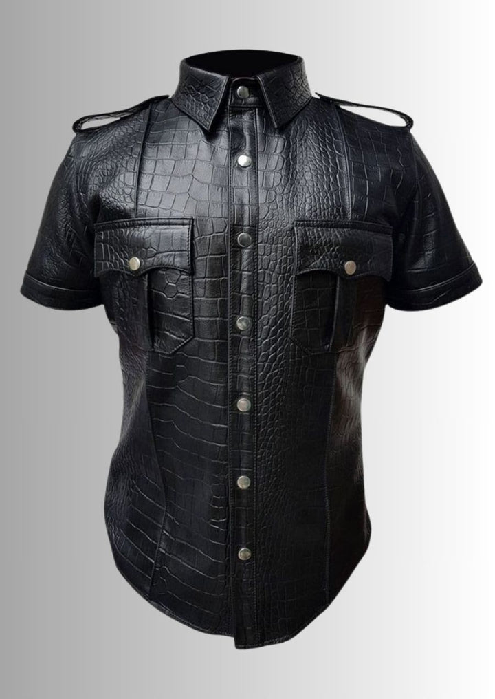 Chemise en cuir noir façon croco pour homme, élégante et audacieuse pour un style distinctif.