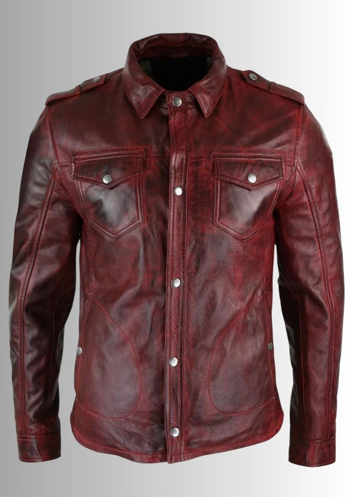 Une chemise en cuir rouge délavé au style camionneur, idéale pour une allure audacieuse et robuste.