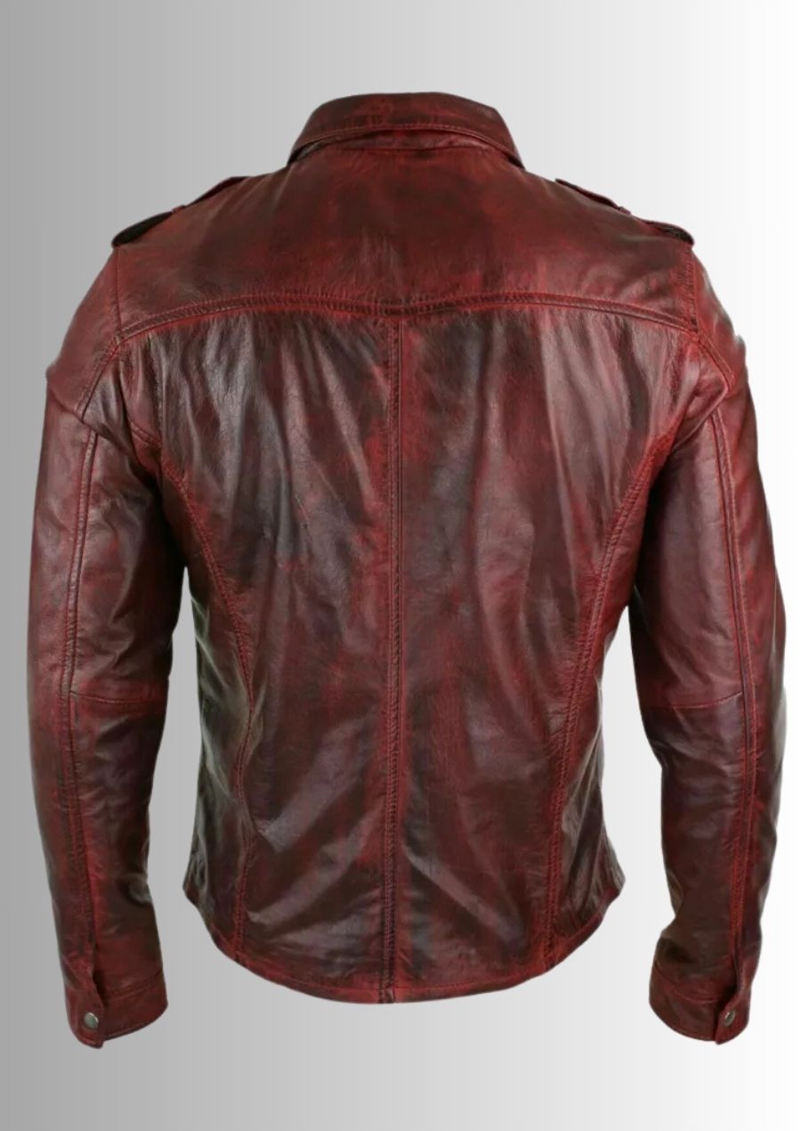 Une chemise en cuir rouge au design usé pour affirmer une personnalité forte et rebelle.