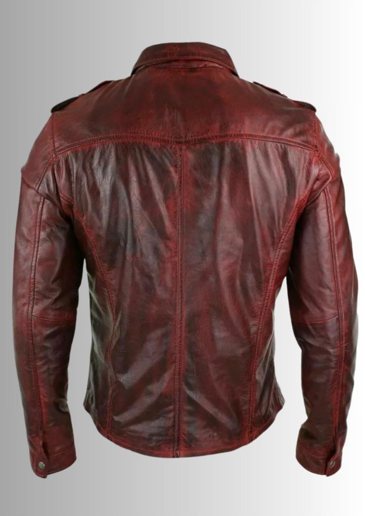 Une chemise en cuir rouge au design usé pour affirmer une personnalité forte et rebelle.