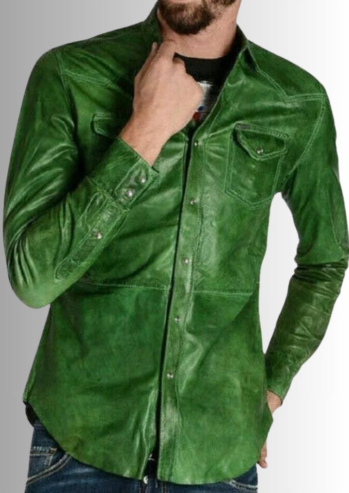 Chemise en cuir vert authentique pour homme, alliant qualité et style contemporain.