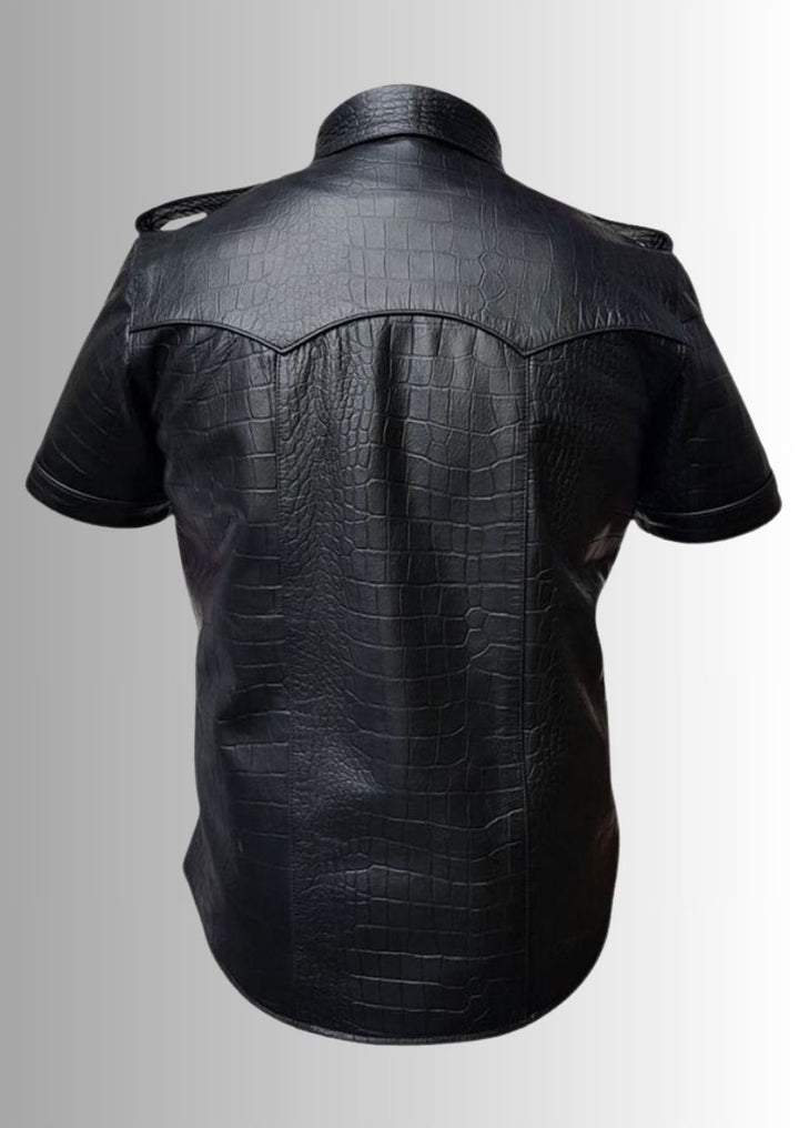 Chemise en cuir noir avec texture crocodile pour homme, un choix sophistiqué et tendance.