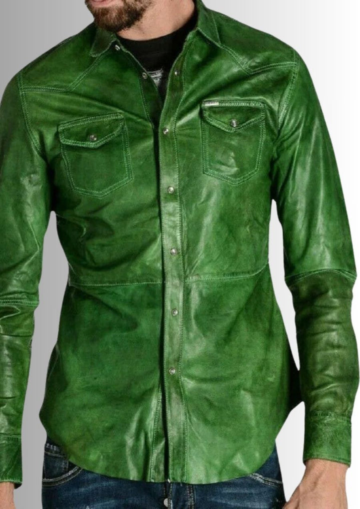 Chemise verte en cuir véritable pour homme, un choix élégant et moderne.