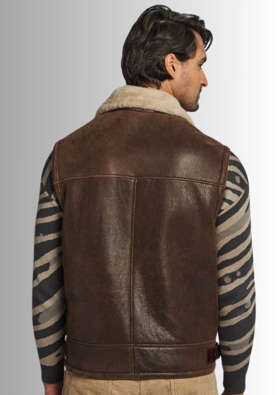 Gilet en cuir marron pour homme avec fourrure, un style vintage intemporel et élégant.