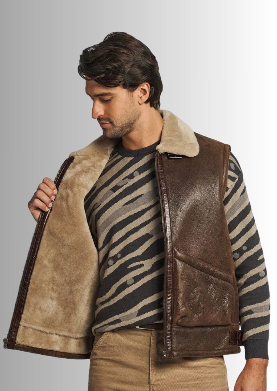 Gilet sans manches en cuir marron pour homme, chic et élégant avec une doublure en fourrure.