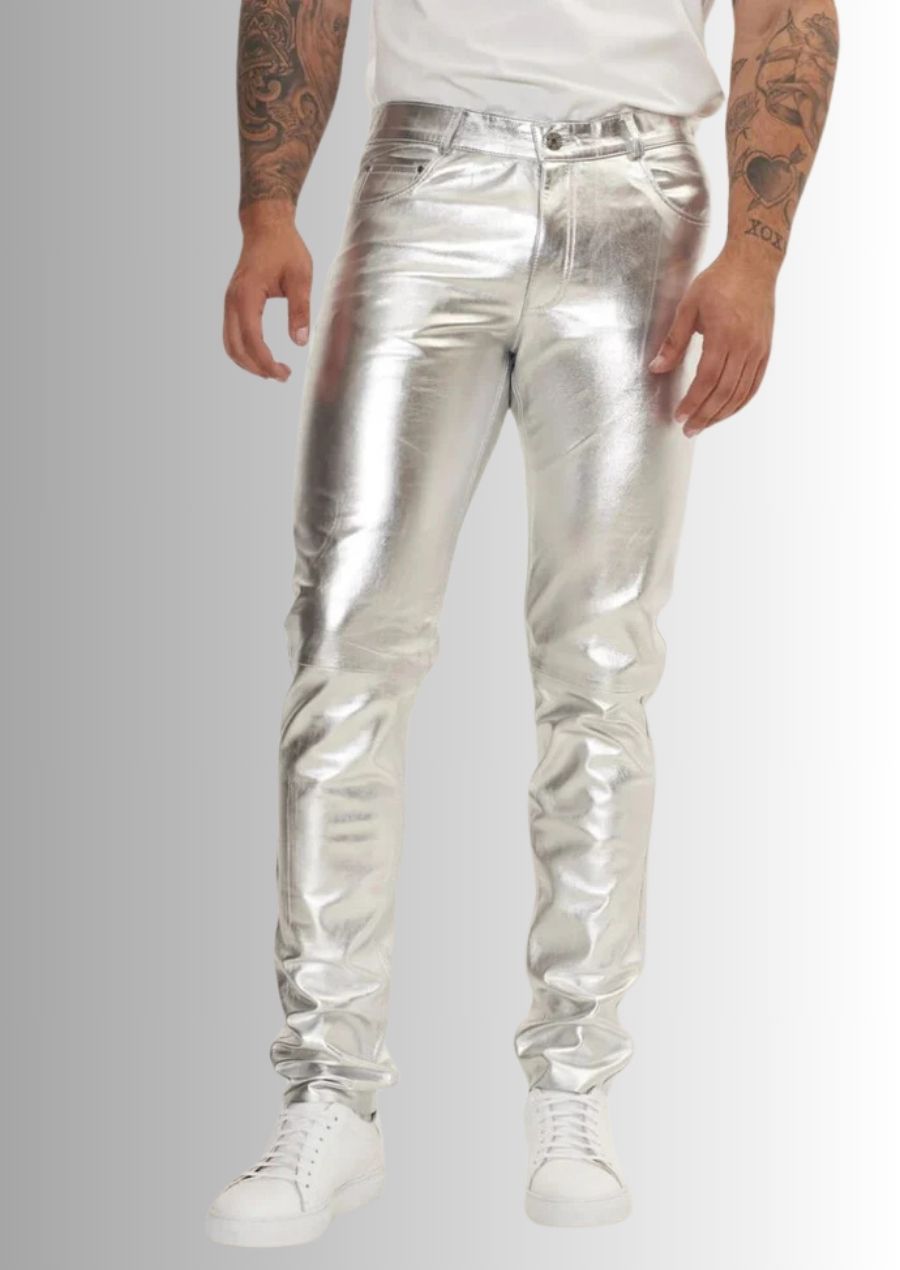 Jean homme en cuir métallisé argent, pour un look élégant et tendance.