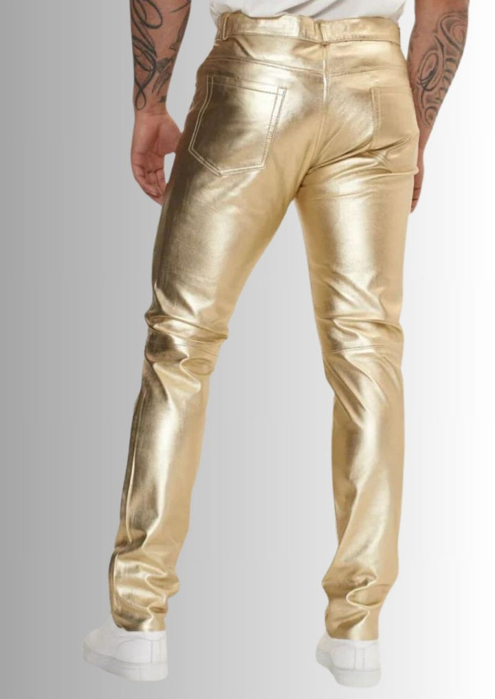 Jean en cuir or métallisé homme, un style tendance et audacieux.