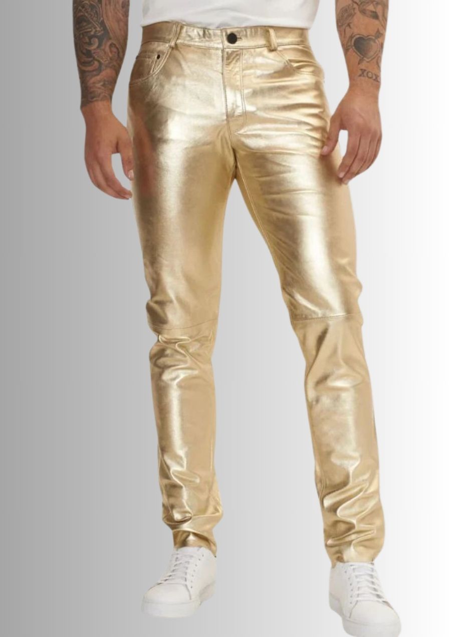 Jean en cuir or métallisé pour homme, un look tendance et audacieux.
