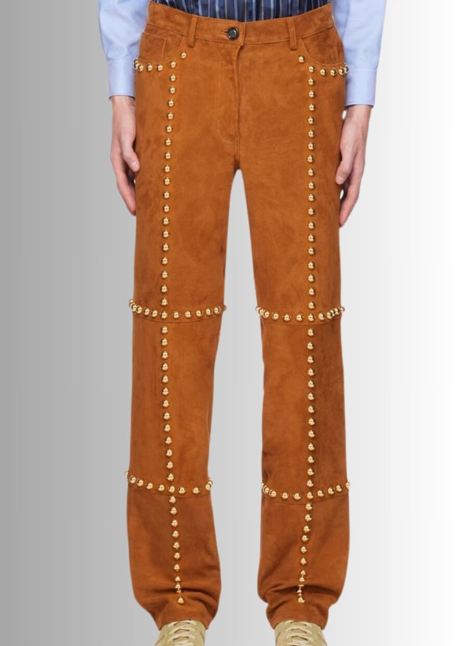 Jean en daim marron pour homme, avec clous pour un look mode chic et audacieux.