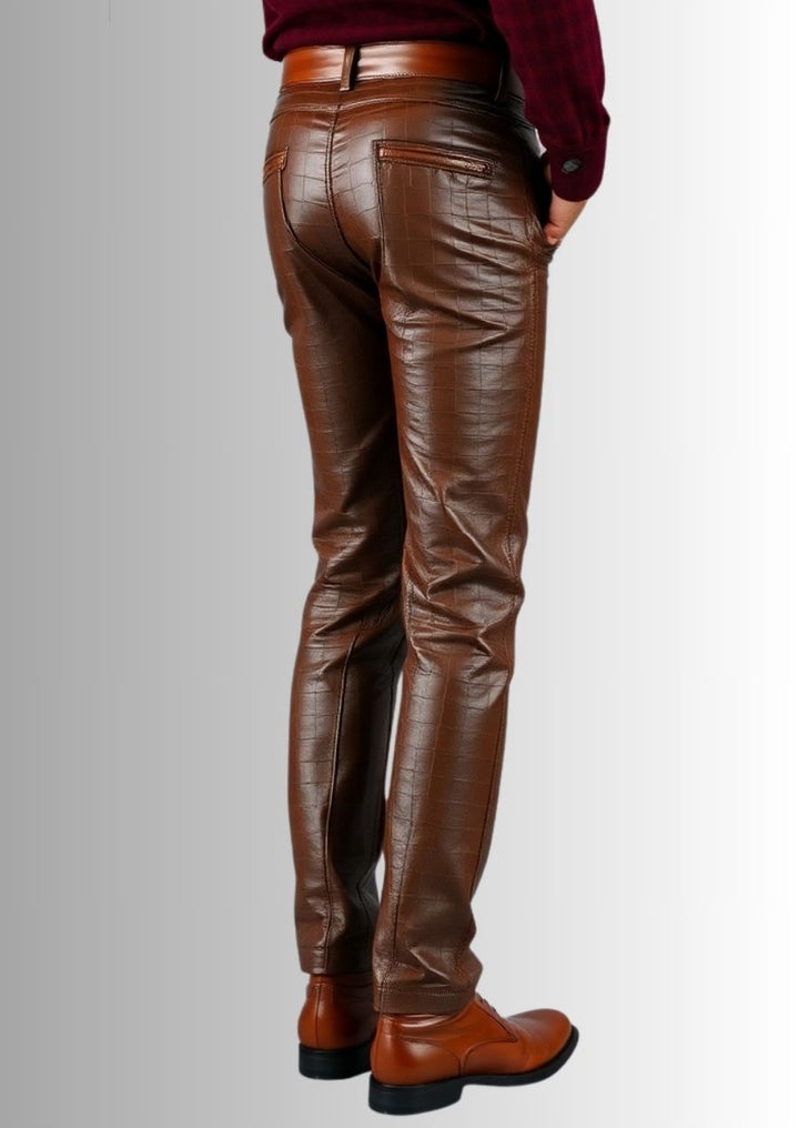 Jean en cuir marron pour homme avec effet crocodile, look chic et unique.