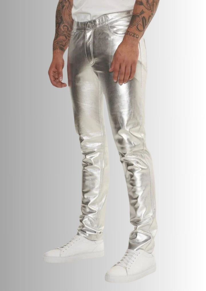 Jean en cuir métallisé argent homme, un look audacieux et moderne.