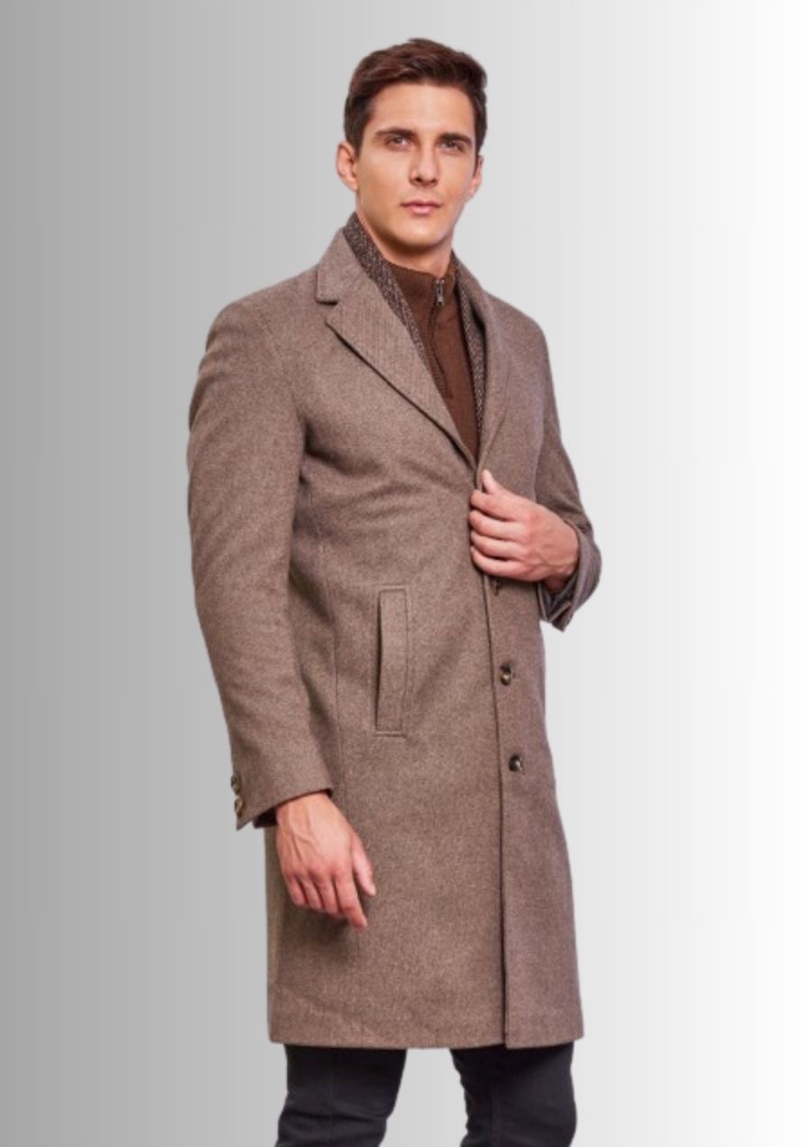 Sublimez votre allure avec ce manteau de cérémonie en laine pour homme.