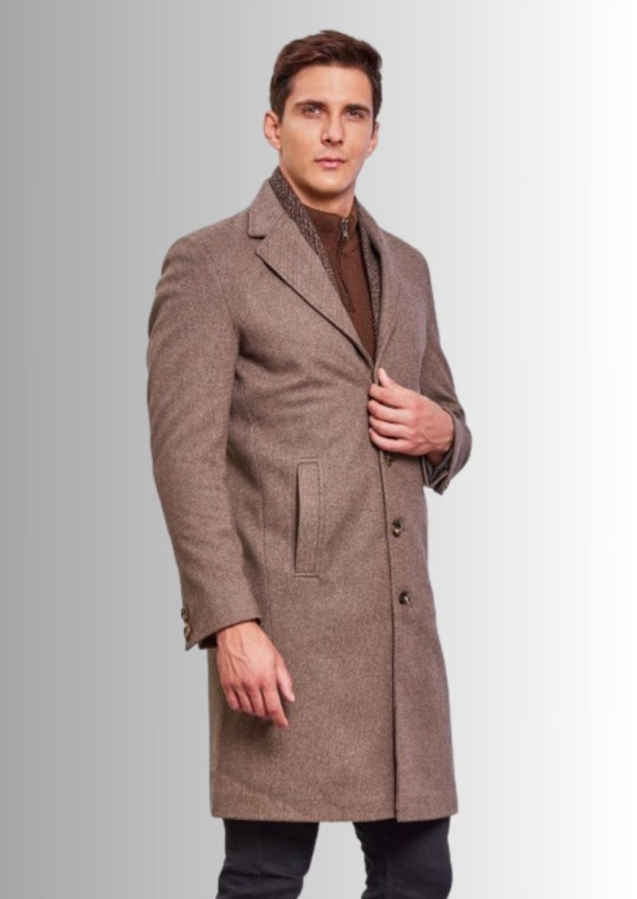 Sublimez votre allure avec ce manteau de cérémonie en laine pour homme.
