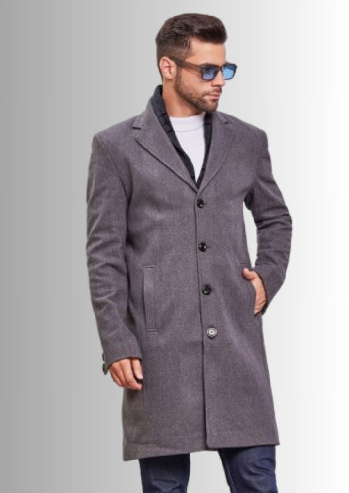 Un manteau en laine sophistiqué pour un look de mariage impeccable.
