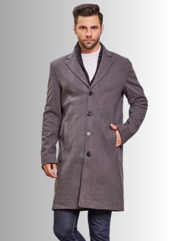 Un manteau en laine raffiné, parfait pour un mariage élégant.
