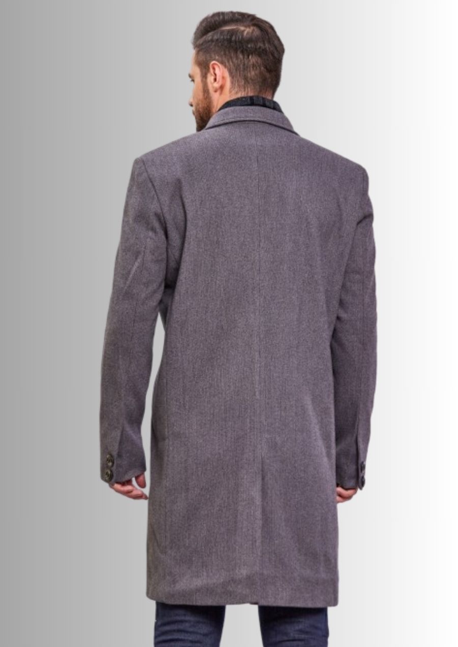 Chic et confort avec ce manteau en laine pour cérémonie de mariage.