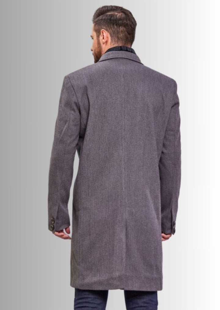 Chic et confort avec ce manteau en laine pour cérémonie de mariage.