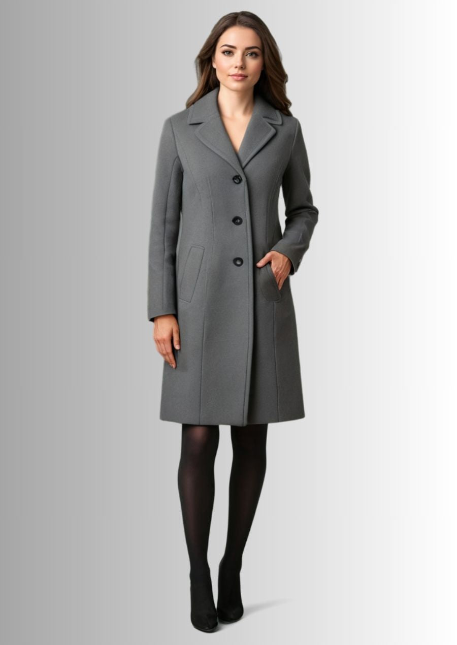 Manteau en laine gris pour femme, avec une coupe moderne et élégante pour un look chic.