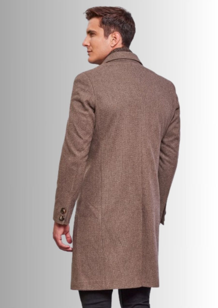 Un manteau long en laine raffiné, parfait pour vos événements formels.