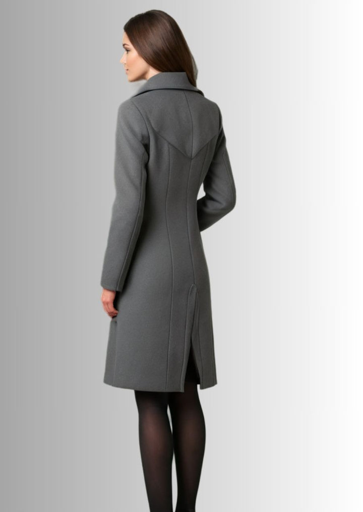 Manteau gris en laine pour femme, une pièce moderne et tendance pour affronter l'hiver.