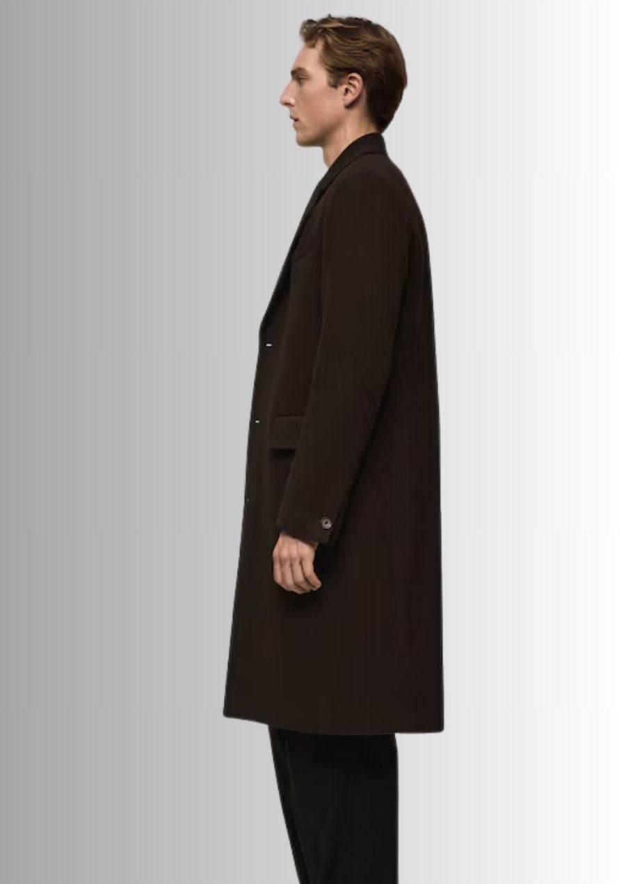 Chic et intemporel, ce manteau long en laine marron est un essentiel.