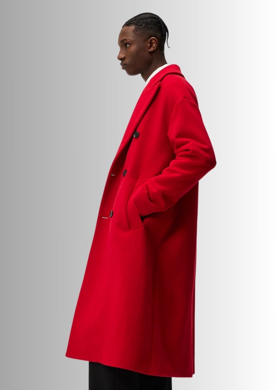 Chaleur et élégance réunies dans ce manteau long rouge pour homme.
