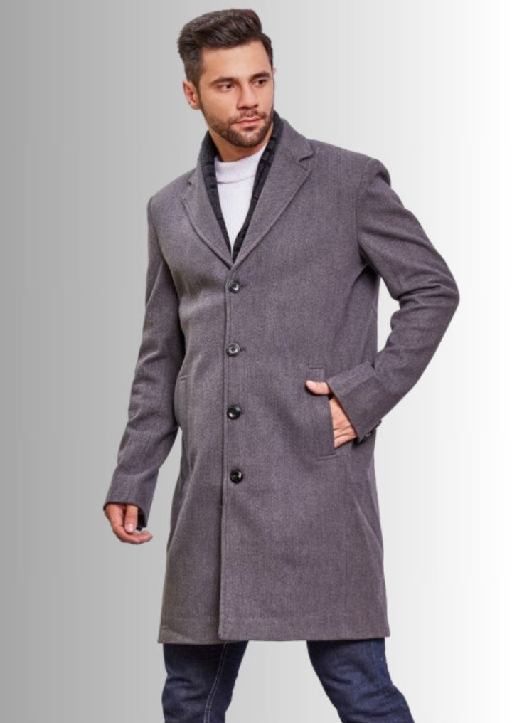 Sublimez votre tenue avec ce manteau de mariage en laine pour homme.