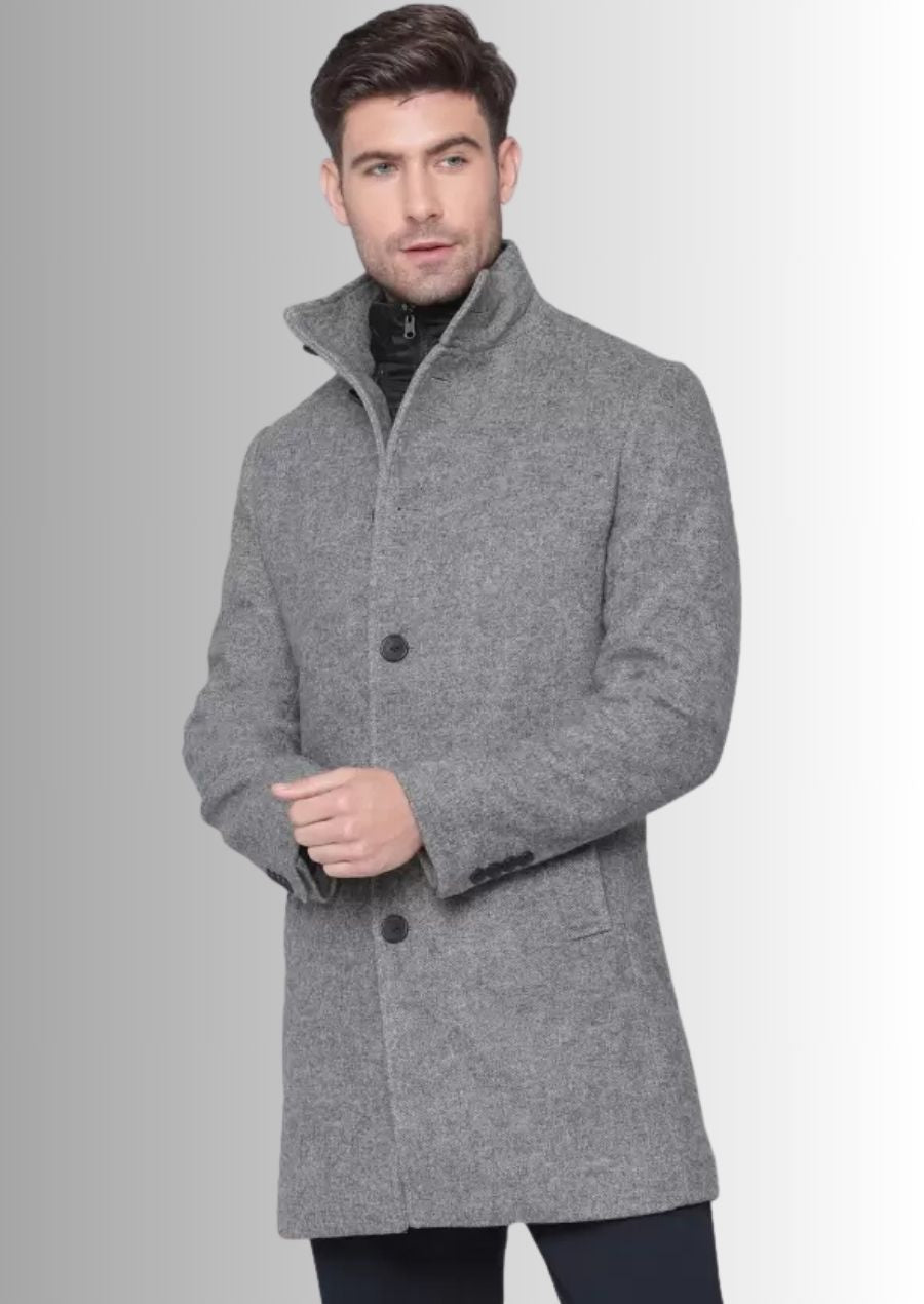 Chaleur et raffinement avec ce manteau long pour homme.