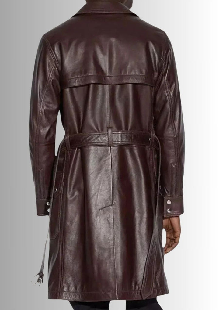  Manteau long en cuir bordeaux
 pour homme avec finition double boutonnage chic.