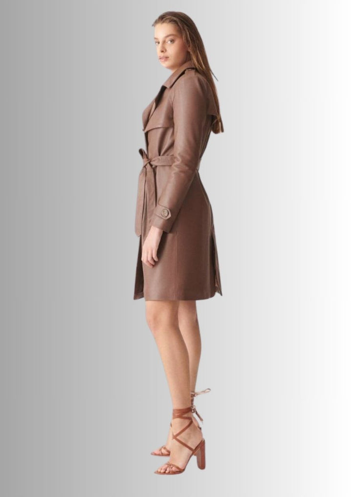 Un classique revisité – Adoptez ce trench en cuir pour une allure élégante et moderne.