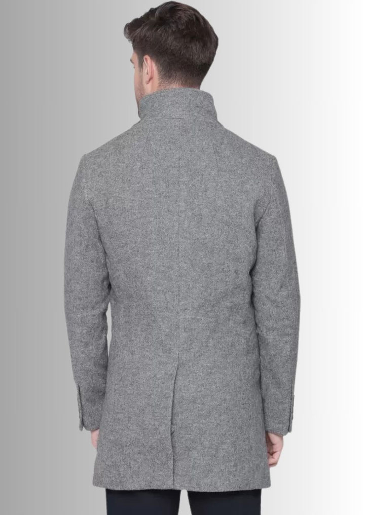 Un manteau élégant en laine grise, parfait pour un look sophistiqué.