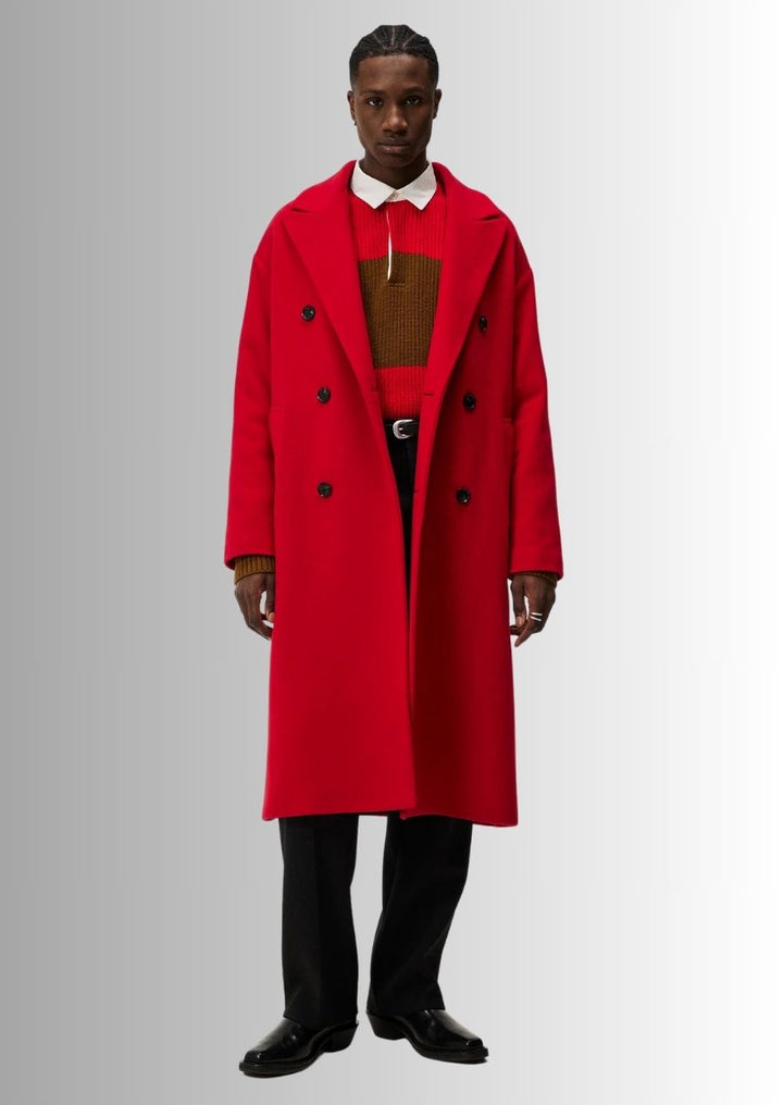 Manteau long en laine rouge pour homme, un choix audacieux et élégant.