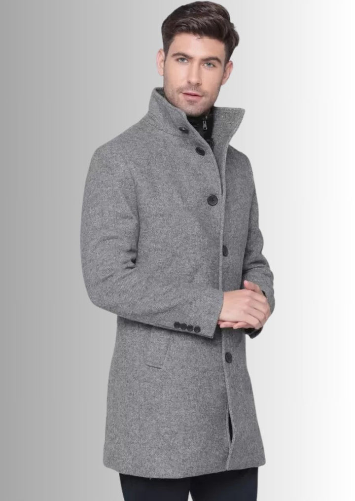 Optez pour l’élégance intemporelle avec ce manteau en laine gris.