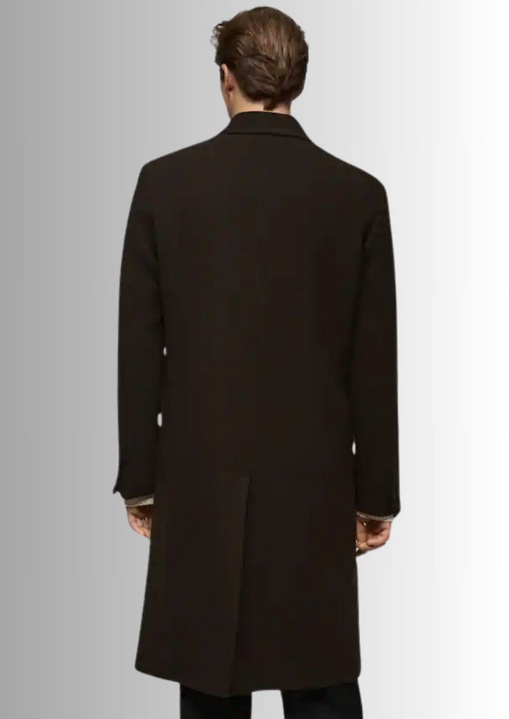 Un manteau en laine marron raffiné, parfait pour un look hivernal chic.
