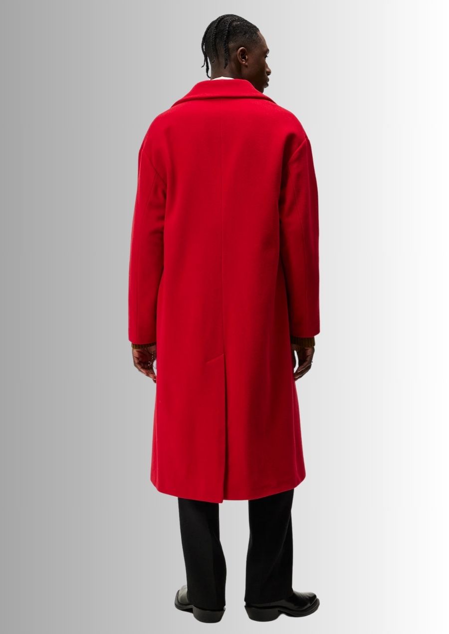 Un manteau en laine rouge sophistiqué pour un style hivernal distinctif.
