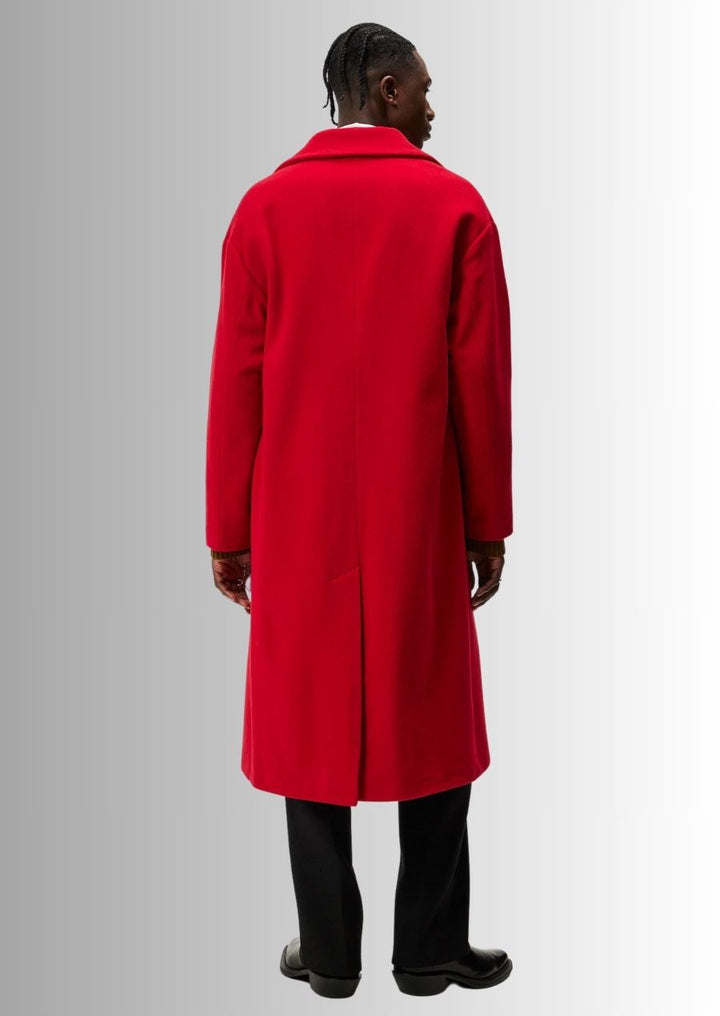 Un manteau en laine rouge sophistiqué pour un style hivernal distinctif.