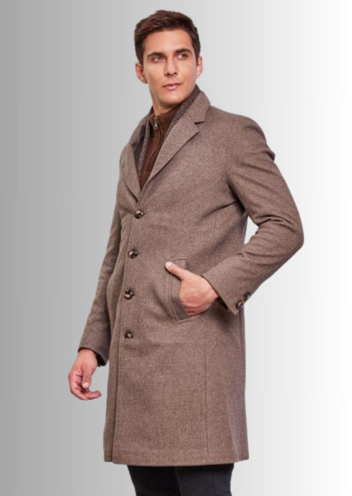 Élégance et confort réunis dans ce manteau long pour homme.