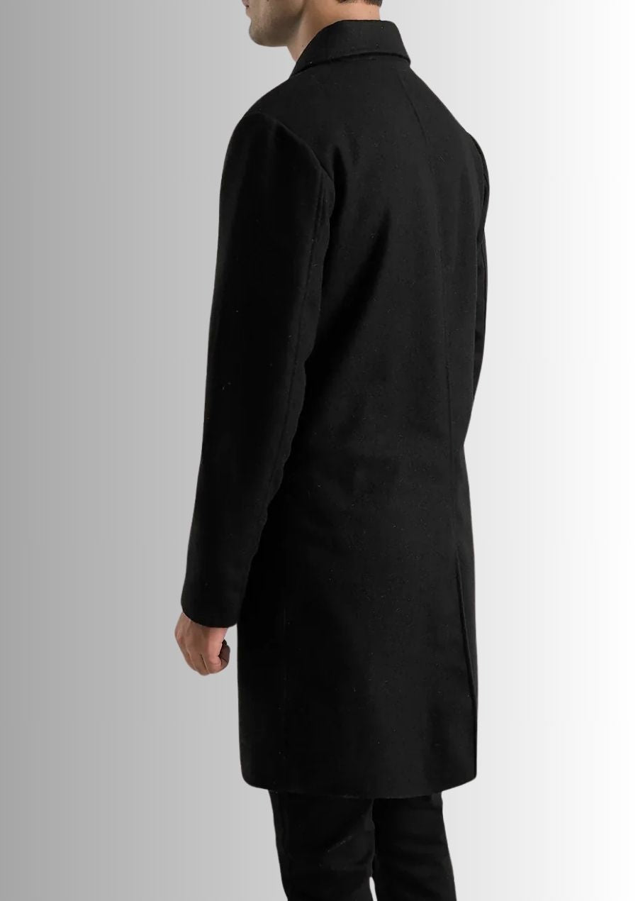 Manteau chic noir en laine, parfait pour une tenue élégante.