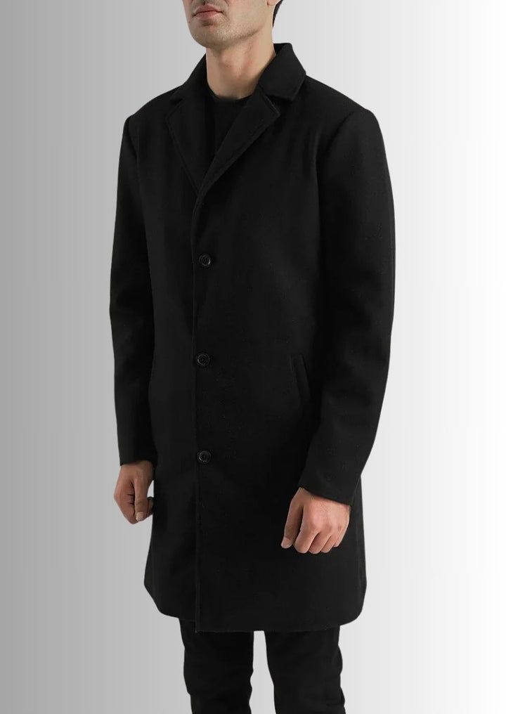 Manteau chic noir en laine, parfait pour une tenue élégante et chaleureuse pendant les mois froids.