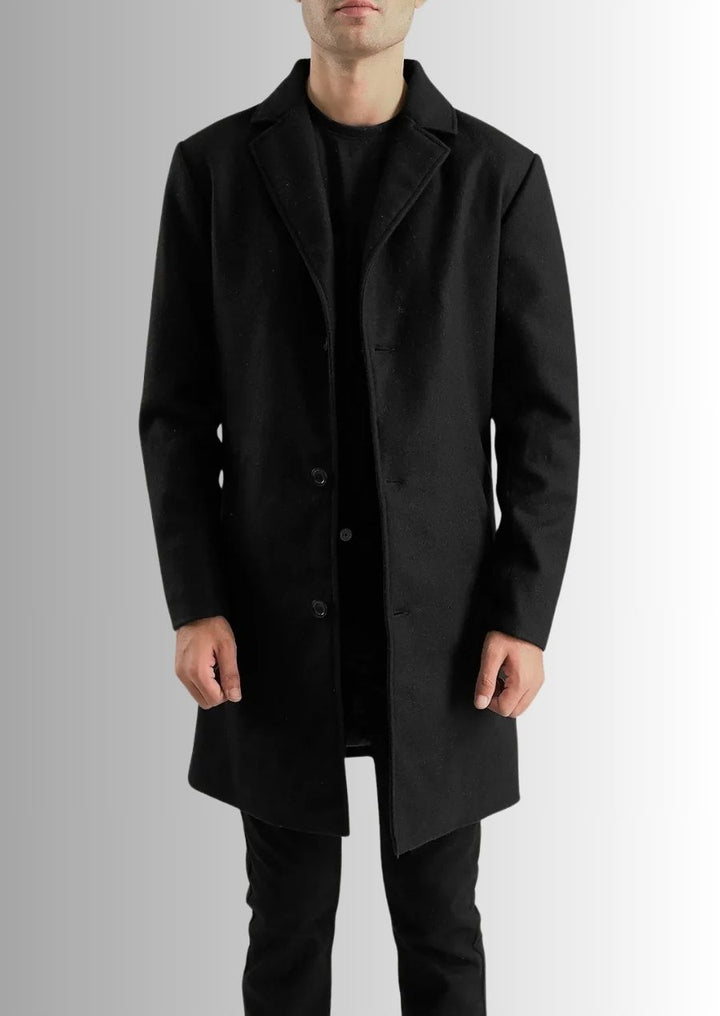 Manteau noir en laine, la pièce essentielle pour un hiver confortable et élégant.