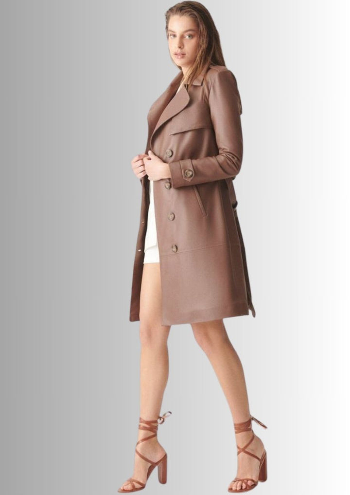 Chic et sophistiqué – Ce manteau en cuir apporte une touche de luxe à votre tenue.
