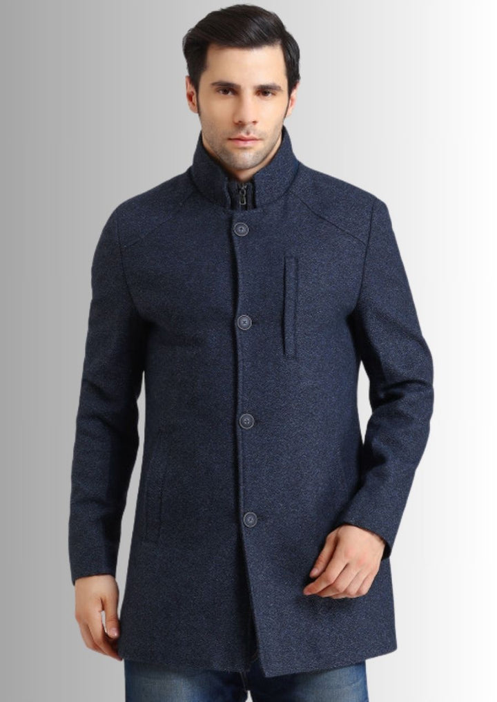 Élégance assurée avec ce manteau trench bleu en laine pour homme.