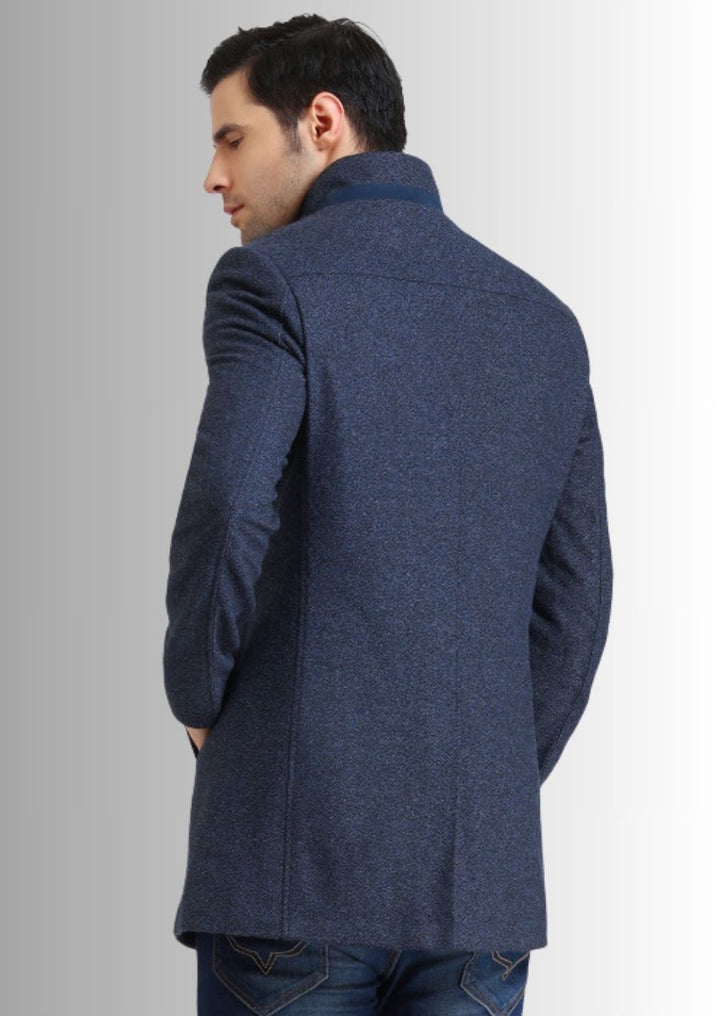 Un manteau trench en laine bleu, parfait pour un style intemporel