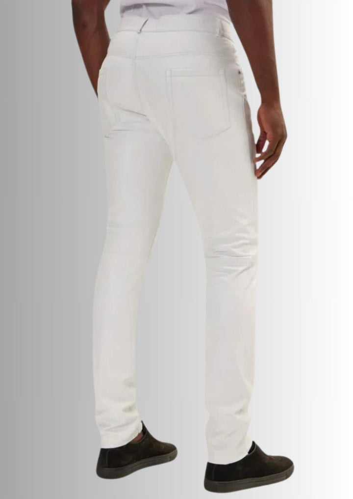 Pantalon en cuir blanc moderne pour homme, parfait pour des occasions spéciales ou un style décontracté.